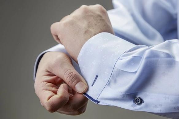 袖口のボタンホールを合わせます